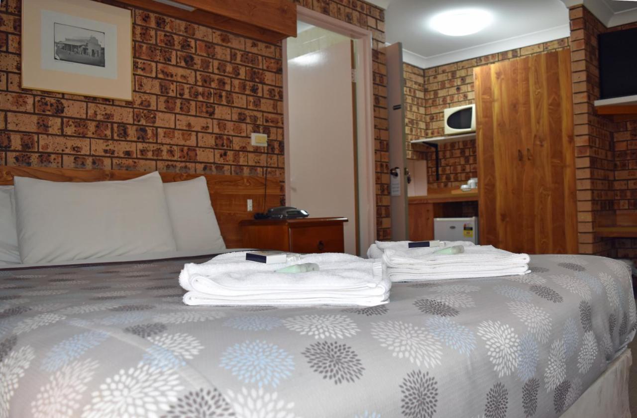 Ten Dollar Town Motel Гулгонг Екстериор снимка