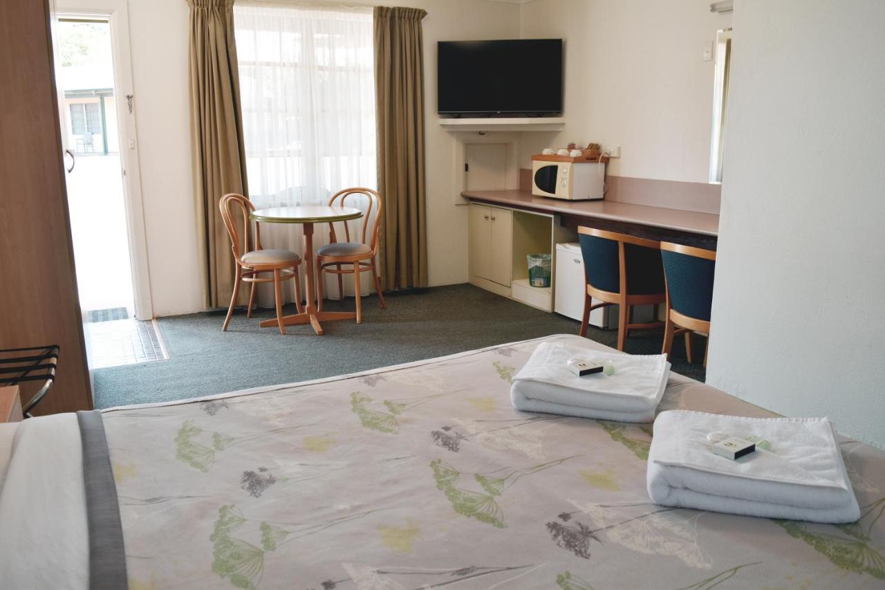 Ten Dollar Town Motel Гулгонг Екстериор снимка