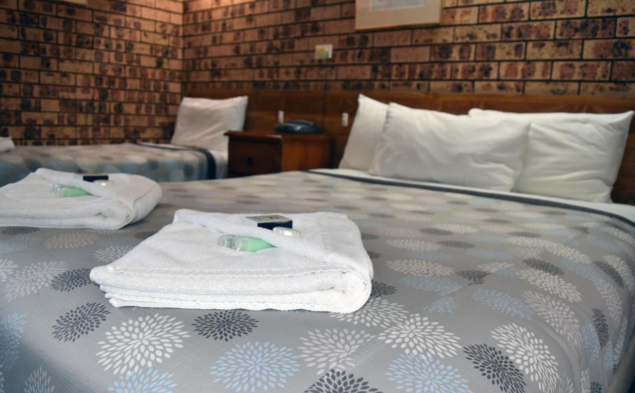 Ten Dollar Town Motel Гулгонг Екстериор снимка